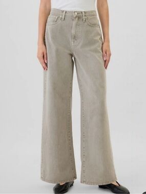 GAP High-Rise Wide Leg Jeans in Stone Wash